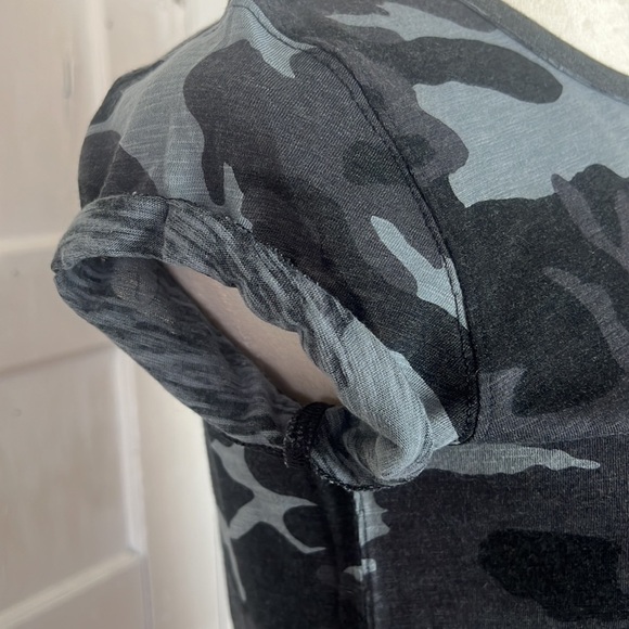 FREE PEOPLE WE THE FREE SZ S CAMO TEE RAW EDGES ROLLED SLEEVES SHEER LIGHTWEIGHT - Picture 2 of 10